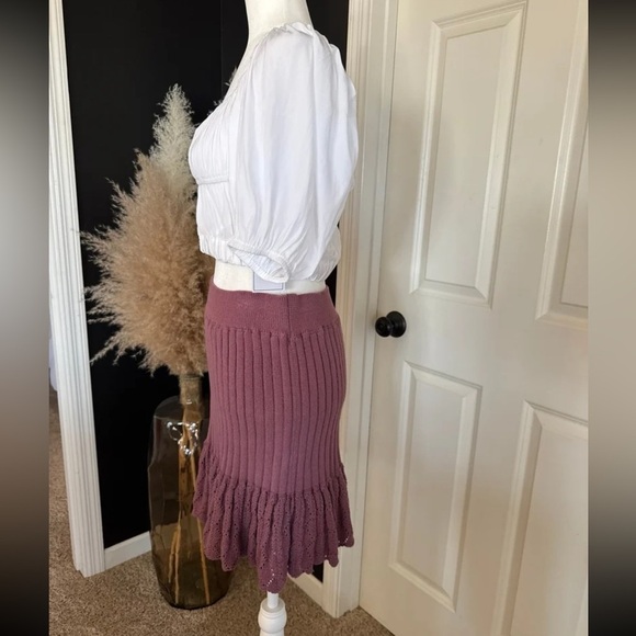 New with tags!
Free People Rose Mini Skirt
Size Large - Picture 11 of 12
